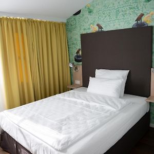 Zimmer mit Kingsize-Bett